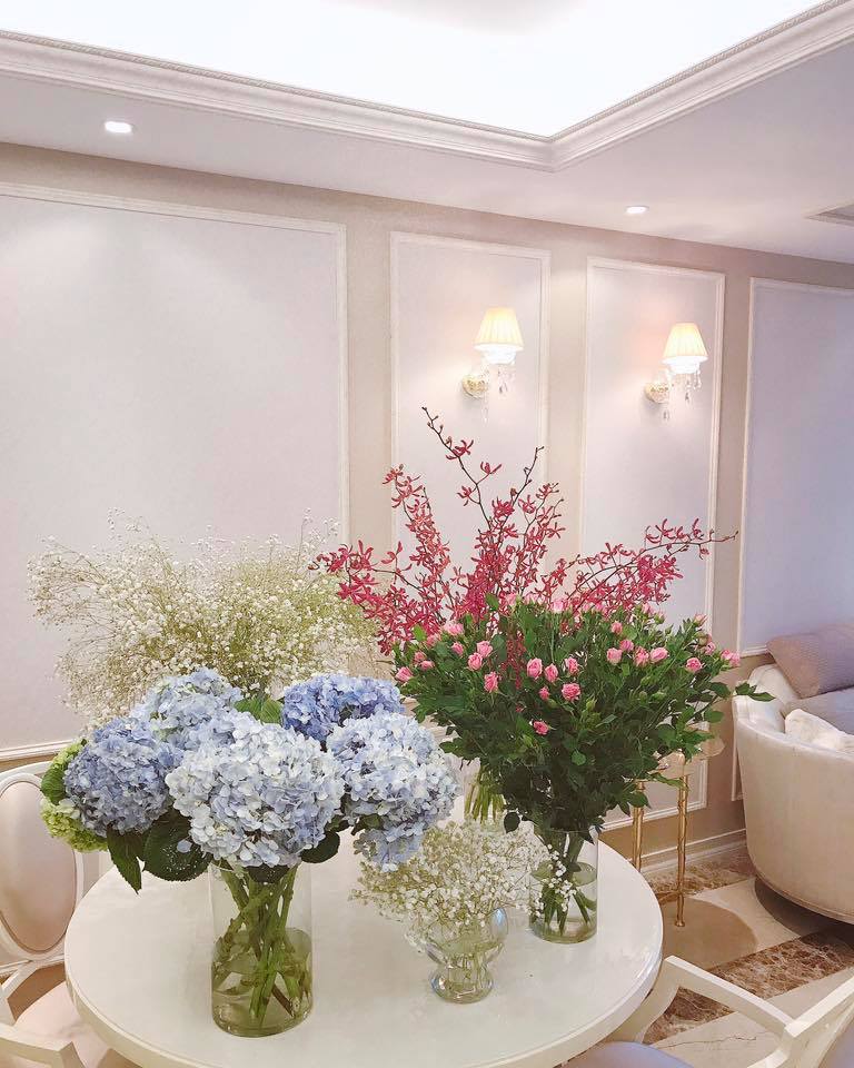 Không chỉ hát hay, giỏi may vá thêu thùa, hoa hậu Phạm Hương còn tự chọn hoa và cắm hoa trang trí nhà rất khéo léo. 
