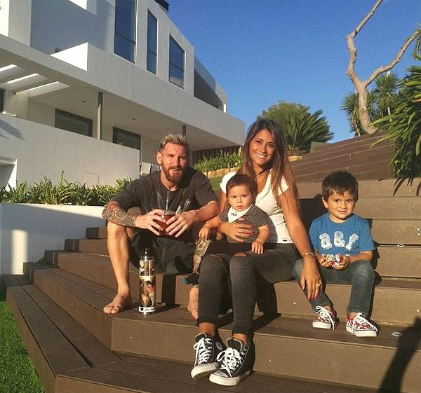 Messi cùng vợ và 2 con trai