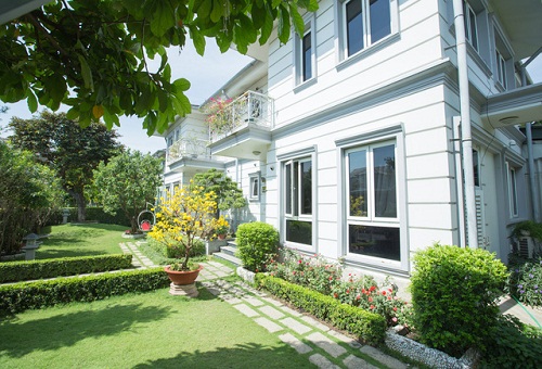 Phía trước căn biệt thự là không gian xanh mát