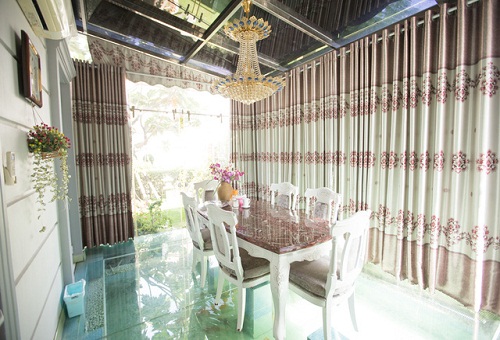 Phòng bếp cực kì ấn tượng với sàn làm bằng kính