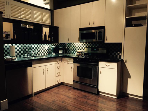 Phòng bếp ngăn nắp với tông màu đen - trắng