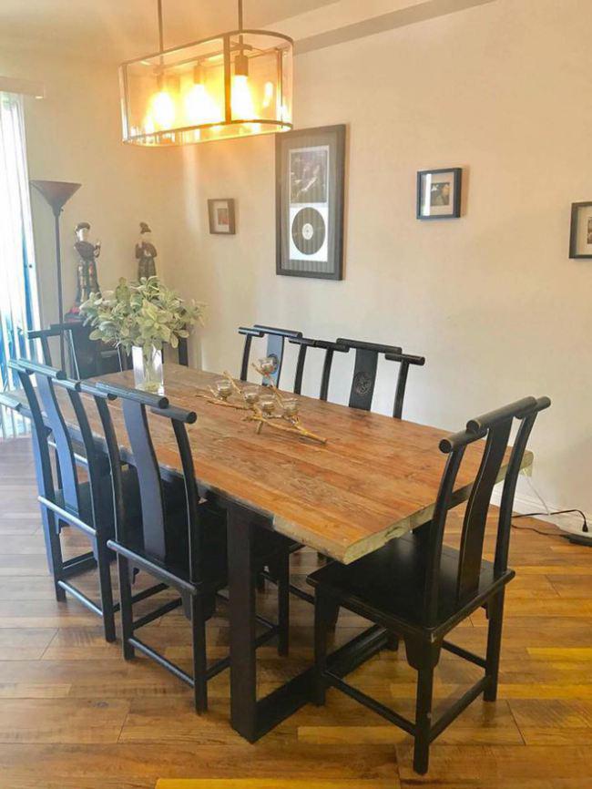 Phòng ăn cũng được thiết kế khá giản dị, với bộ bàn ghế gỗ là điểm nhấn ấn tượng.