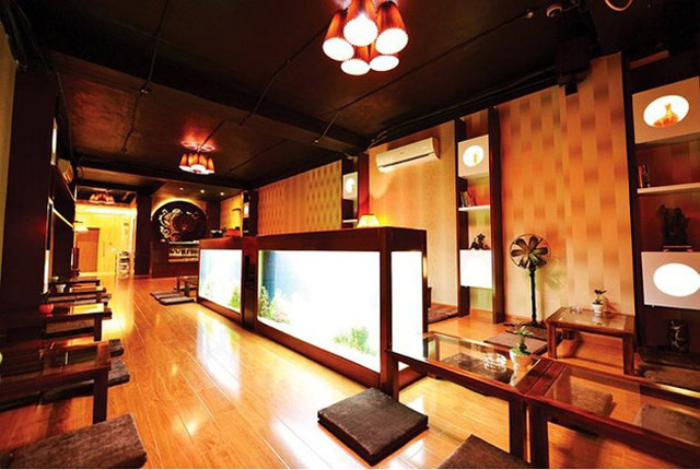 Trong tòa nhà 100 tỷ của mình, Mỹ Tâm còn kinh doanh quán café mang tên Nightingale phong cách Nhật Bản được thiết kế khá tinh tế và lãng mạn, nhưng cũng không kém cầu kỳ và sang trọng.