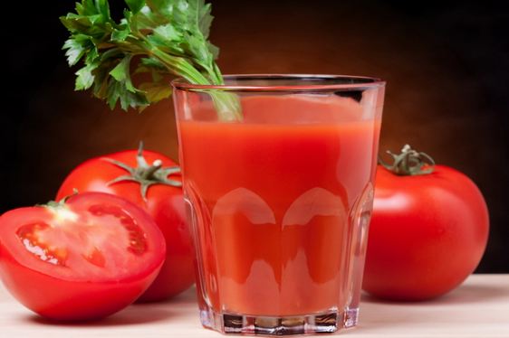 Nước ép cà chua: Uống một cốc nước ép cà chua mẹ bầu đã có thể bổ sung ngay 48mcg axit folic. Ngoài ra, loại thức uống này còn giàu chất xơ, đồng thời góp phần hấp thu sắt một cách tốt nhất cho thai phụ.