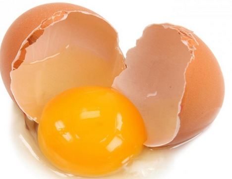 Trứng là nguồn thực phẩm dồi dào protein và sắt, rất quan trọng cho sự phát triển của não bộ thai nhi. Ngoài ra, trứng cũng được coi là siêu thực phẩm giàu choline, cần thiết cho việc phát triển bộ nhớ và khả năng học hỏi, ghi nhớ của trẻ. Chuyên gia khuyên mẹ bầu cần bổ sung 450mg choline mỗi ngày. Một quả trứng luộc chín chứa khoảng 113mg. Mẹ nên ăn trứng kèm rau bina, các loại hạt sẽ cung cấp đầy đủ dưỡng chất cần thiết cho thai kỳ.