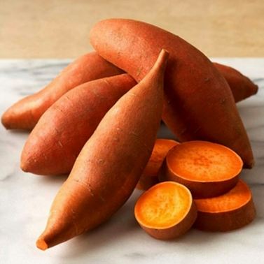 Khoai lang – tăng cường Vitamin A: Beta-carotene khi vào cơ thể được chuyển đổi thành vitamin A, rất cần thiết cho sự phát triển hệ thống thần kinh trung ương của bé. Mẹ nên bổ sung 700mcg beta-carotene mỗi ngày.