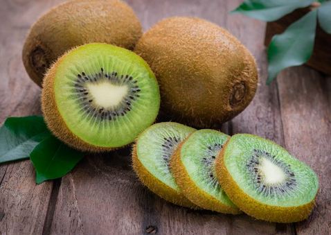  Lượng vitamin C của kiwi gấp 3 lần cam. Kiwi cũng có nhiều kali hơn chuối, có thể giúp quá trình hấp thu canxi được trọn vẹn hơn. Lượng a-xít folic có trong kiwi hỗ trợ hệ thần kinh thai nhi phát triển. Hơn nữa, kiwi không chứa cholesterol, ít đường và chất béo. Các chuyên gia cũng khuyến cáo bà bầu chỉ nên ăn từ 1-2 trái kiwi ngày.