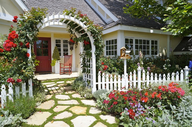 Tạo điểm nhấn nổi bật cho sân vườn nhà bạn bằng một hàng rào cổng mái vòm tuyệt đẹp. Bạn có thể trồng thêm hồng leo cho cổng nhà mình.