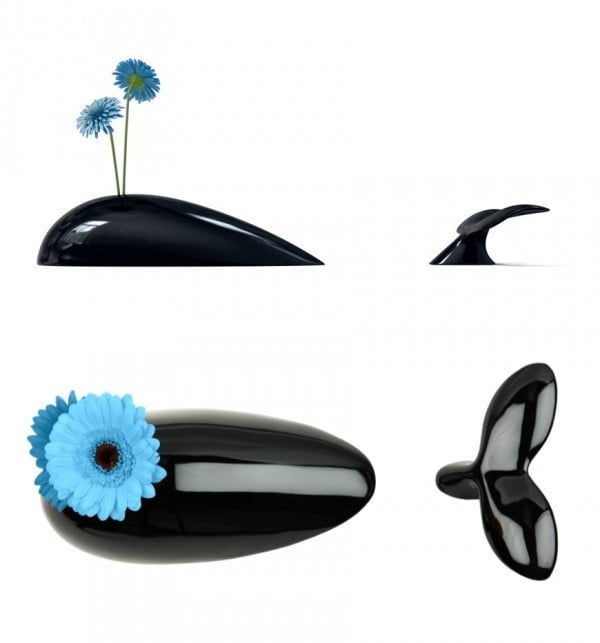 Lọ hoa thiết kế theo hình dạng chú cá voi đen lạ mắt. Với loại lọ hoa này bạn chỉ nên cắm từ 2-3 bông hoa cùng loại sẽ rất đẹp. 