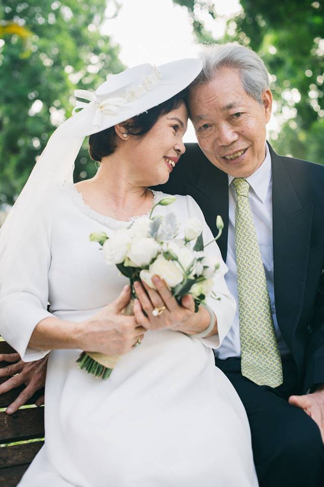 Ảnh cưới của cặp đôi già này sẽ khiến bạn cảm thấy lạc quan về tình yêu. Họ đã yêu nhau suốt 45 năm và vẫn còn sống hạnh phúc bên nhau. Tình yêu dựa trên sự kiên nhẫn và sự hy sinh, đó là điều mà họ chứng minh cho chúng ta.