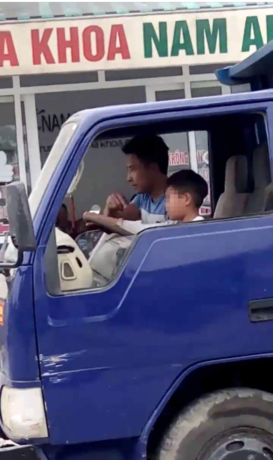 Bé trai cầm lái chiếc xe tải bất chấp lời can từ người xung quanh (ảnh video)