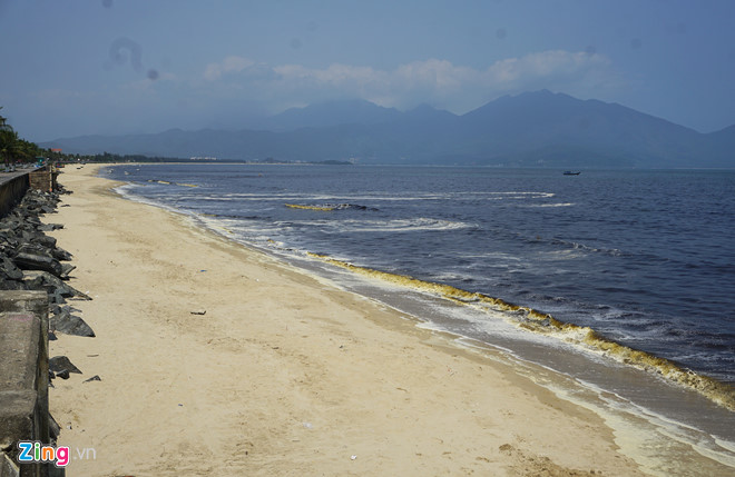 Vệt nước đen xuất hiện ở biển Nguyễn Tất Thành (Đà Nẵng) (ảnh: zing)