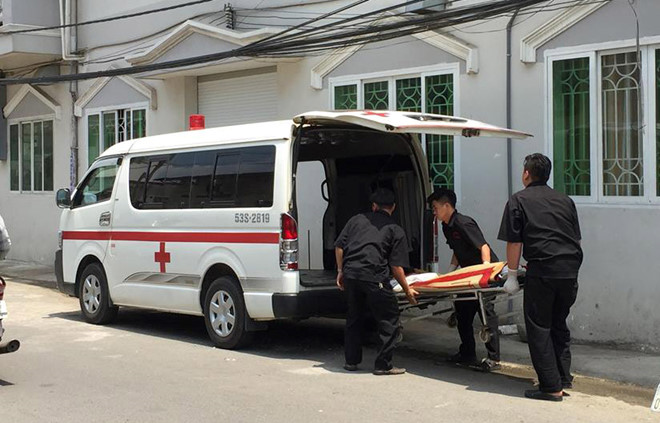 Xe cứu thương đưa thi thể nạn nhân về cơ quan chức năng để khám nghiệm (ảnh: Ngọc An)