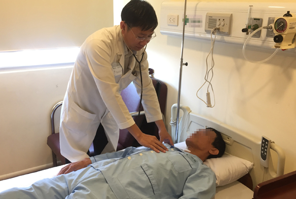 Bác sĩ Thao đang thăm khám cho bệnh nhân (ảnh: H.M)