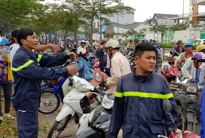 Lực lượng chức năng phải giải tỏa người dân khỏi hiện trường (ảnh: Lê Trai)