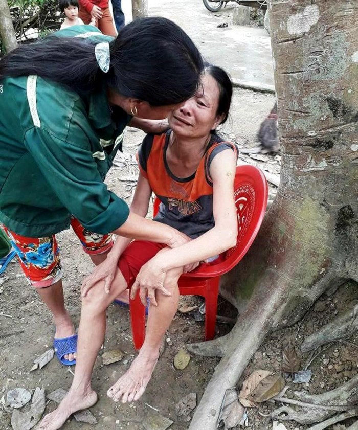 Người mẹ đau đớn khóc ngất khi nhà thì cháy rụi còn con gái đang nguy kịch vì tai nạn