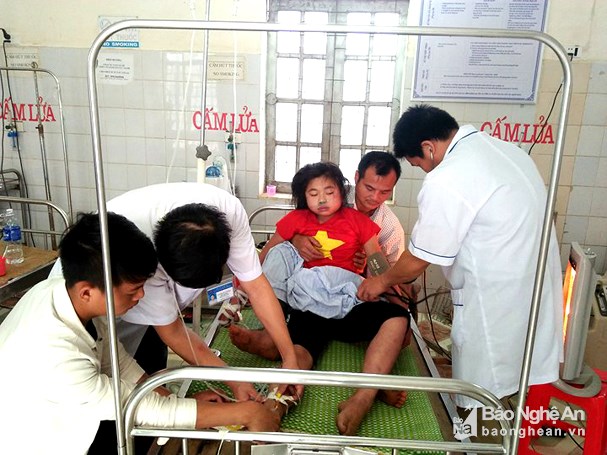 Cháu bé khi được cấp cứu tại Trung tâm Y tế huyện Quế Phong (ảnh: Hùng Cường)