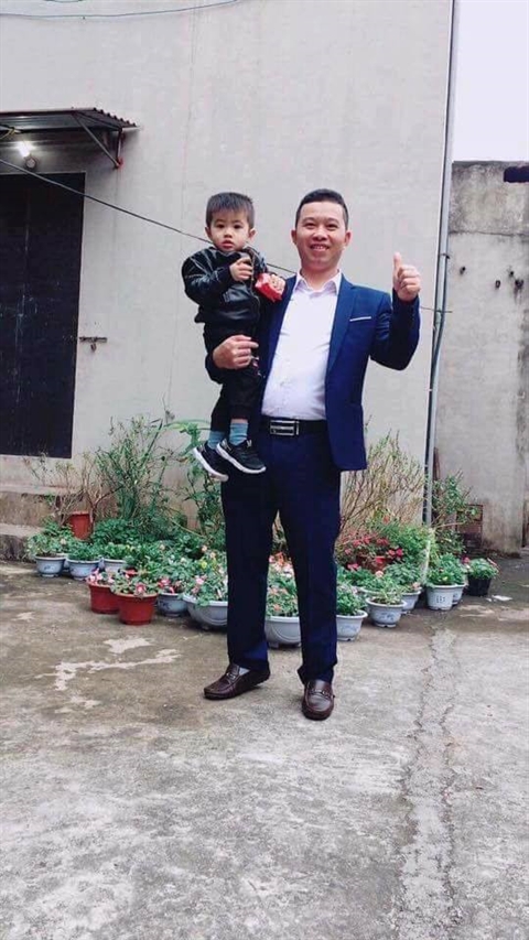 Cháu Quang và bố cháu, anh Dương (ảnh: NVCC)