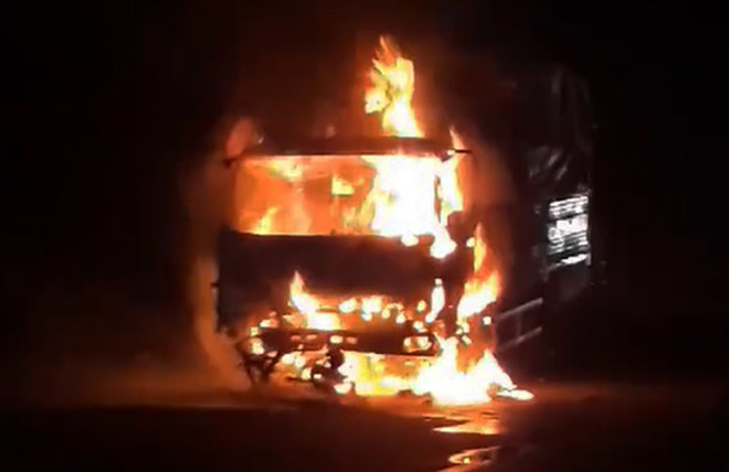 Chiếc xe bốc cháy dữ dội trong tối 31/3 (ảnh: T.T)