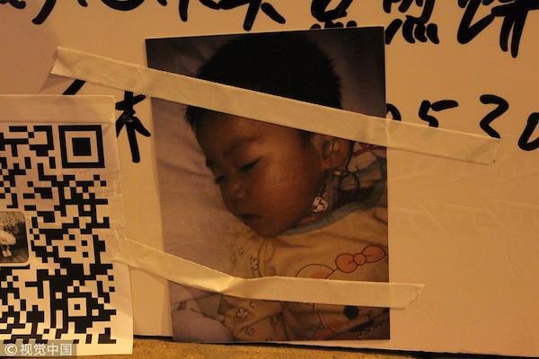 Cô bé 4 tuổi nhà anh Zhou bị mắc bệnh đái tháo đường, bệnh tình khá nghiêm trọng (ảnh: CGTN)