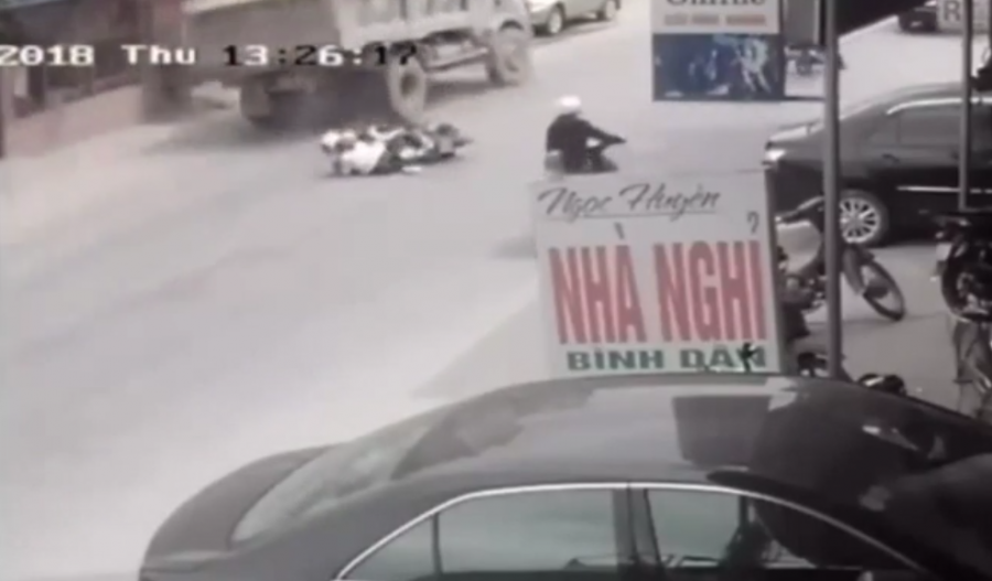Cảnh tài xế bẻ lái tránh 2 cô gái ngã ra đường (ảnh cắt từ clip)