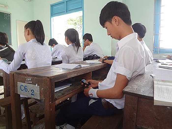 Một số em lén sử dụng điện thoại trong giờ học, gây xao nhãng việc học (ảnh minh họa)