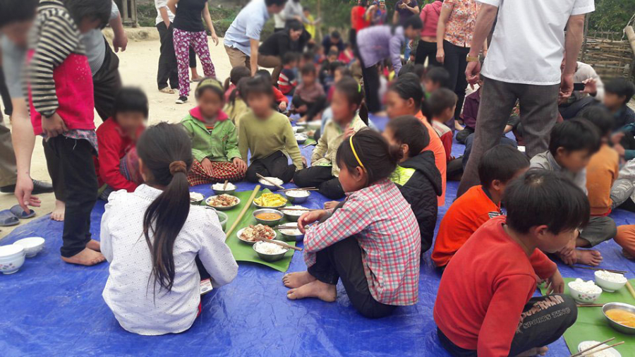 Trẻ em ở bản Ký Thì ăn cơm chung trong một bữa liên hoan từ thiện ở trường (Ảnh minh họa).