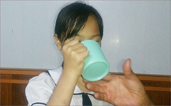 Em Phạm Phương Anh, lớp 3A5 bị cô bắt xúc miệng bằng nước vắt giẻ lau bảng (ảnh: vietbao)