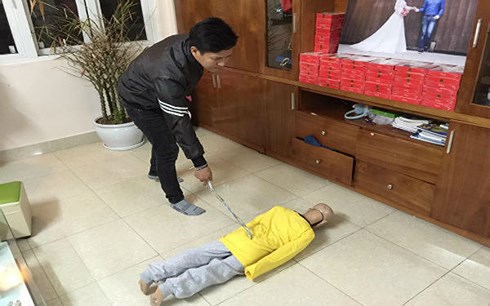 Trần Hoài Nam dựng lại hiện trường đánh con (ảnh: ANTĐ)