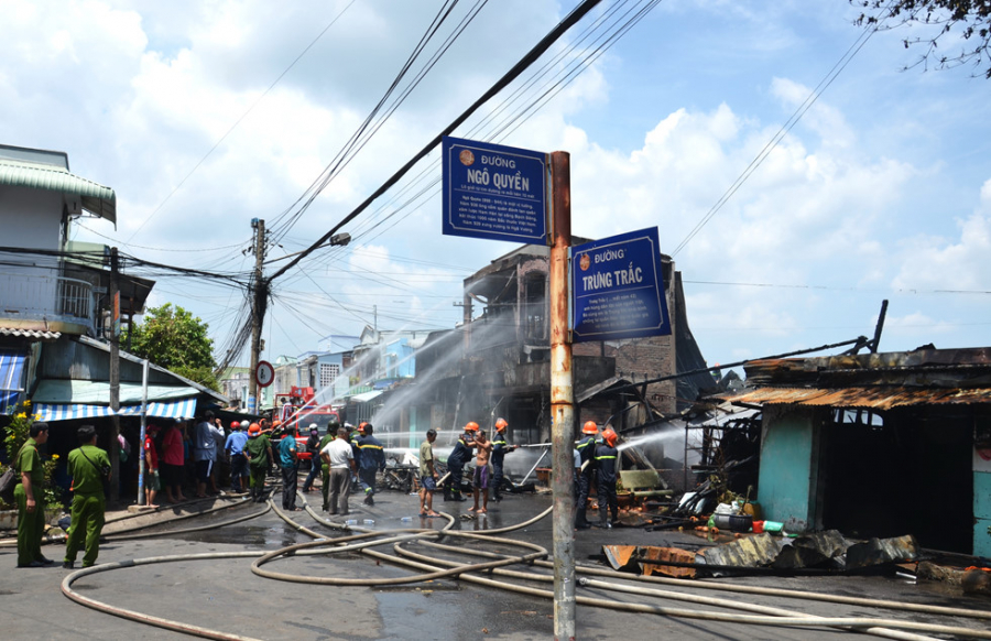 Vụ cháy xảy ra ở đường Trưng Trắc, Mỹ Tho, Tiền Giang (ảnh: thanhnien)