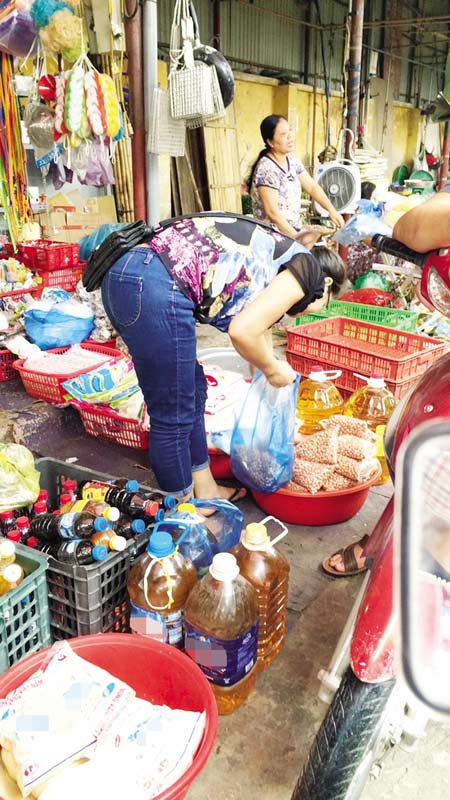 Dầu ăn được đựng trong các can cáu bẩn, bày bán ngang nhiên tại nhiều khu chợ (ảnh: vietnamnet)