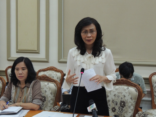 Phó chủ tịch UBND TP HCM Nguyễn Thị Thu yêu cầu phải nhanh chóng giải quyết việc chuyển trường cho em Song Toàn (ảnh: tuoitre)