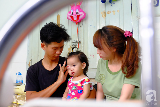 Vợ chồng anh Út - chị Linh lo lắng về bệnh tình của con gái (ảnh: afamily)