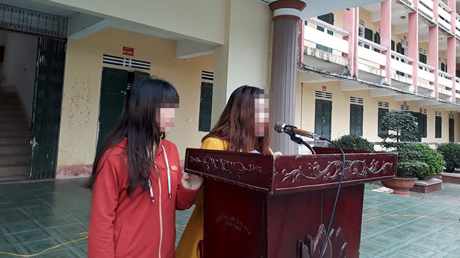 2 chị em Dung và Huyền đứng trước toàn trường xin lỗi (ảnh: thanhnien)