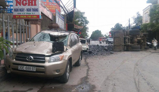 Chiếc xe 7 chỗ bị hư hại do cú bẻ lái cứu người của tài xế Tiến (ảnh: nguoilaodong)