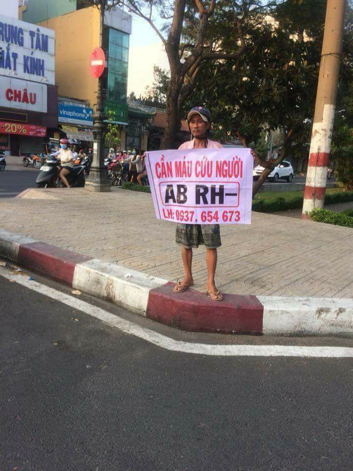 Hình ảnh người đàn ông cầm tấm biển kêu gọi hiến máu cứu người ở Sài Gòn (ảnh: Facebook)