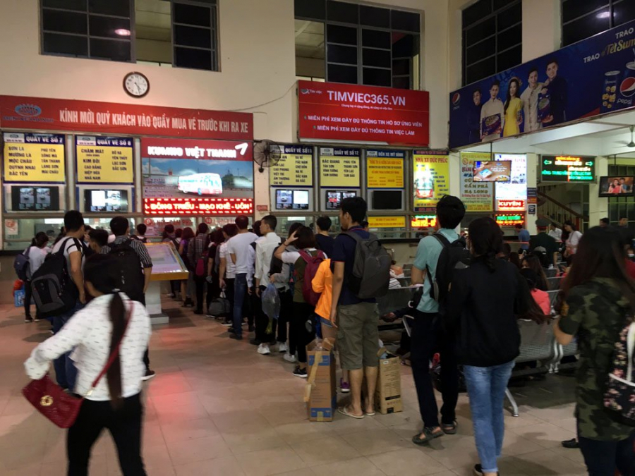 Nhiều người xếp hàng dài tại bến xe Mỹ Đình để chờ mua vé đi các tỉnh Quảng Ninh, Thanh Hóa... (ảnh: vietnamnet)