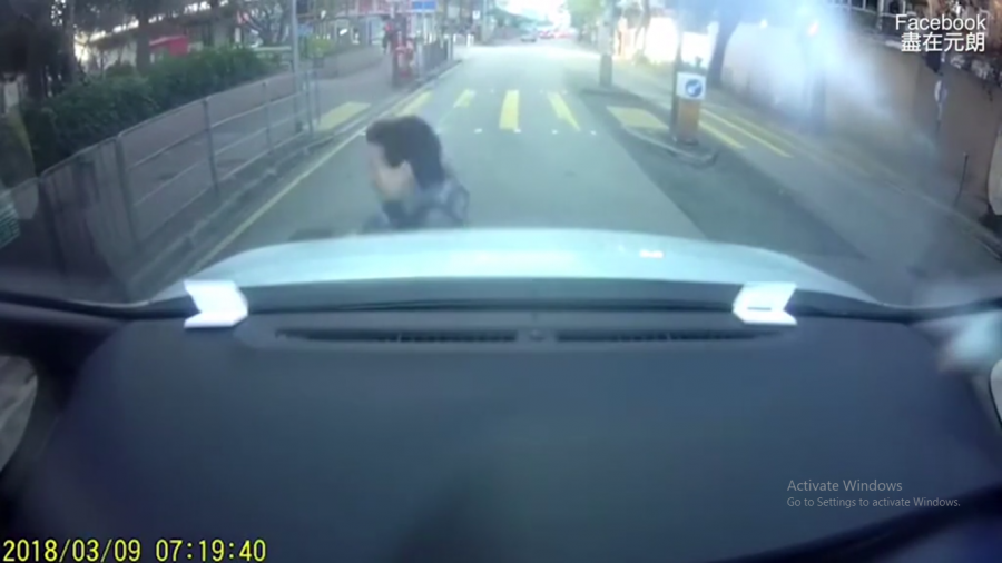 Người phụ nữ cố tình kéo vali đâm vào xe ăn vạ dù chiếc xe đã dừng nhường đường (ảnh cắt từ clip)