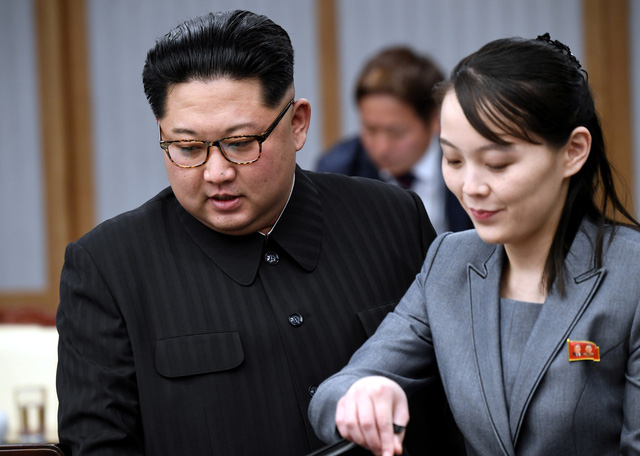 Bà Kim Yo Jong là người phụ nữ duy nhất của đoàn Triều Tiên ngồi trên bàn đàm phám liên Triều (Ảnh: Reuters)