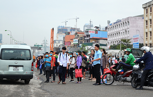 Tình trạng bắt khách dọc đường xảy ra do chính nhu cầu của người dân (ảnh: baodansinh)