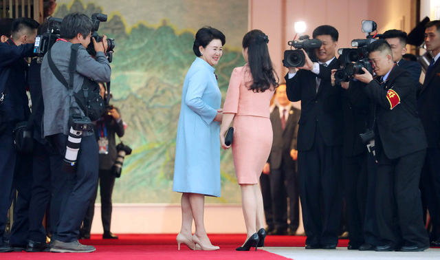 Hai vị Đệ nhất phu nhân có cuộc gặp gỡ đầu tiên tại lãnh thổ Hàn Quốc (ảnh: Reuters)