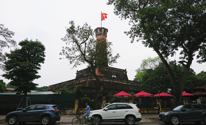 Cột cờ Hà Nội cung phấp phới cờ đỏ bay cao