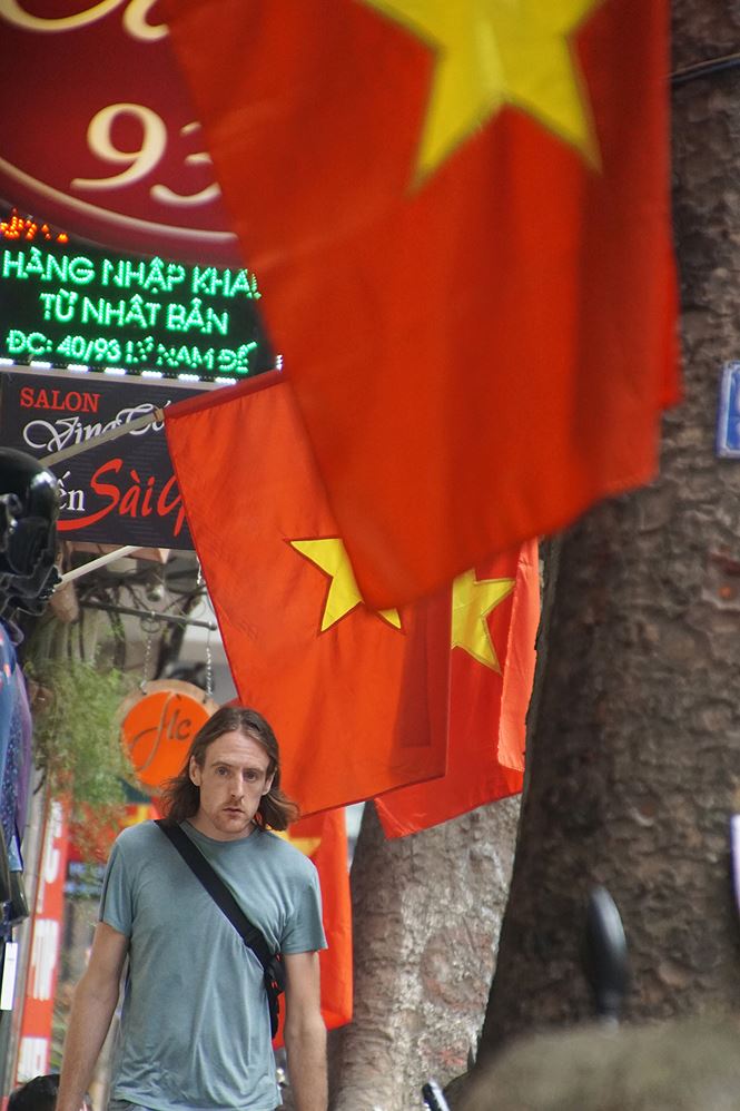 Những lá cờ đỏ sang vàng trên đường phố Lý Nam Đế gợi nhớ về những tháng ngày lịch sử hào hùng của dân tộc.