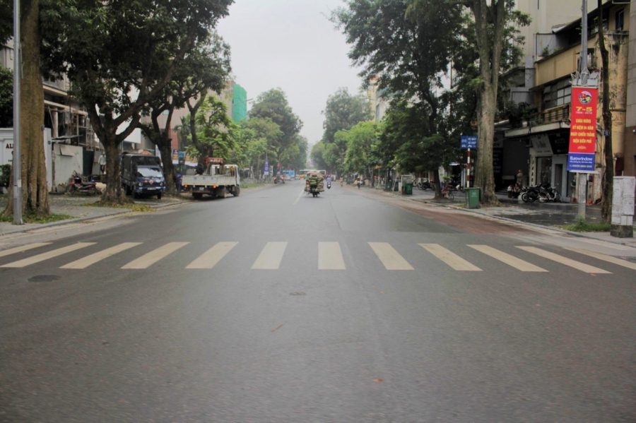 Những con phố như Bà Triệu, Phan Đình Phùng... không còn vẻ ồn ào, náo nhiệt như thường lệ