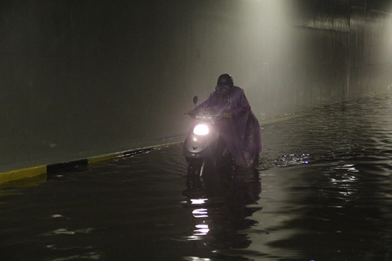 Người đi xe máy cũng phải dắt bộ qua hầm vì nước ngập sâu