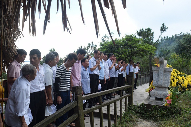Hàng chục ngàn lượt khách đã đổ về Vũng Chùa - Đảo Yến để thăm mộ Đại tướng Võ Nguyên Giáp trong dịp nghỉ lễ 30/4 - 1/5