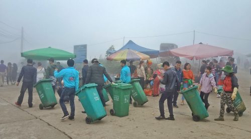 Các bạn tình nguyện viên đã cố gắng thu dọn lượng rác khổng lồ được thải ra trong dịp nghỉ lễ 30/4 - 1/5 vừa qua