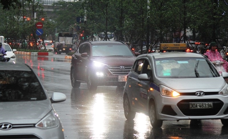 Do trời mưa, đường trơn và bị hạn chế tầm nhìn nên các phương tiện phải bật đèn và di chuyển khá chậm.