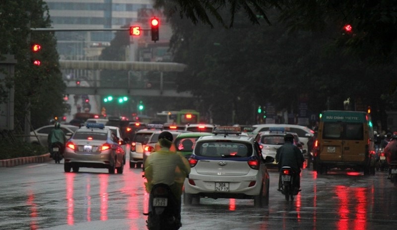 Cơn mưa dông bất chợt khiến đường phố tối om. Các phương tiện phải bật đèn từ sớm