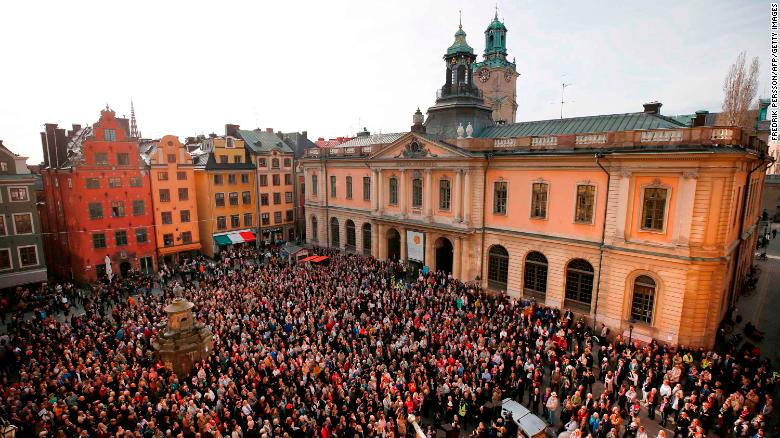 Hàng trăm người tập trung bên ngoài trụ sở của Viện hàn lâm Thụy Điển để ung hộ quyết định của bà Sara